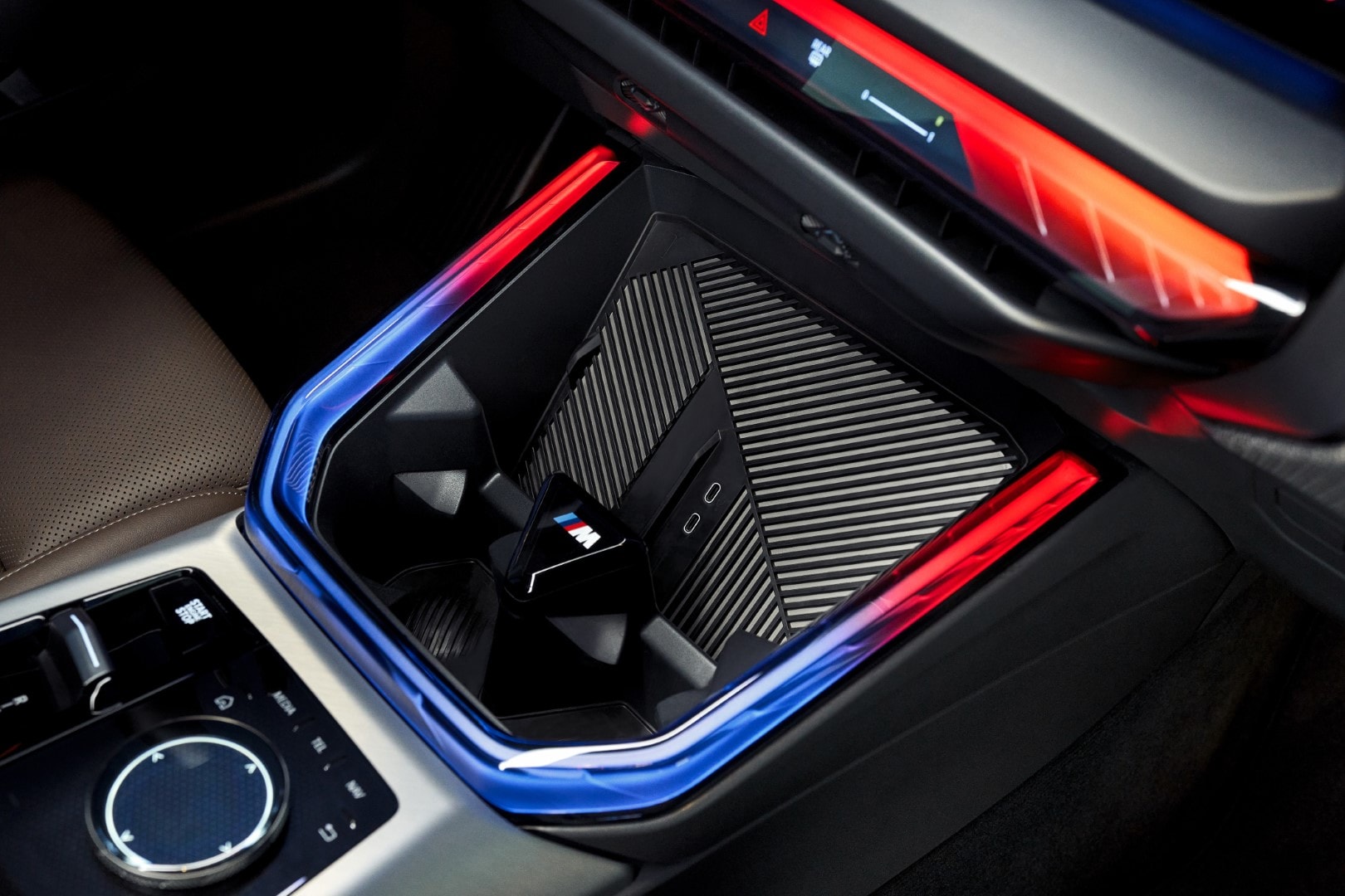 Detalles del interior del BMW X3 con iluminación ambiental y diseño contemporáneo.