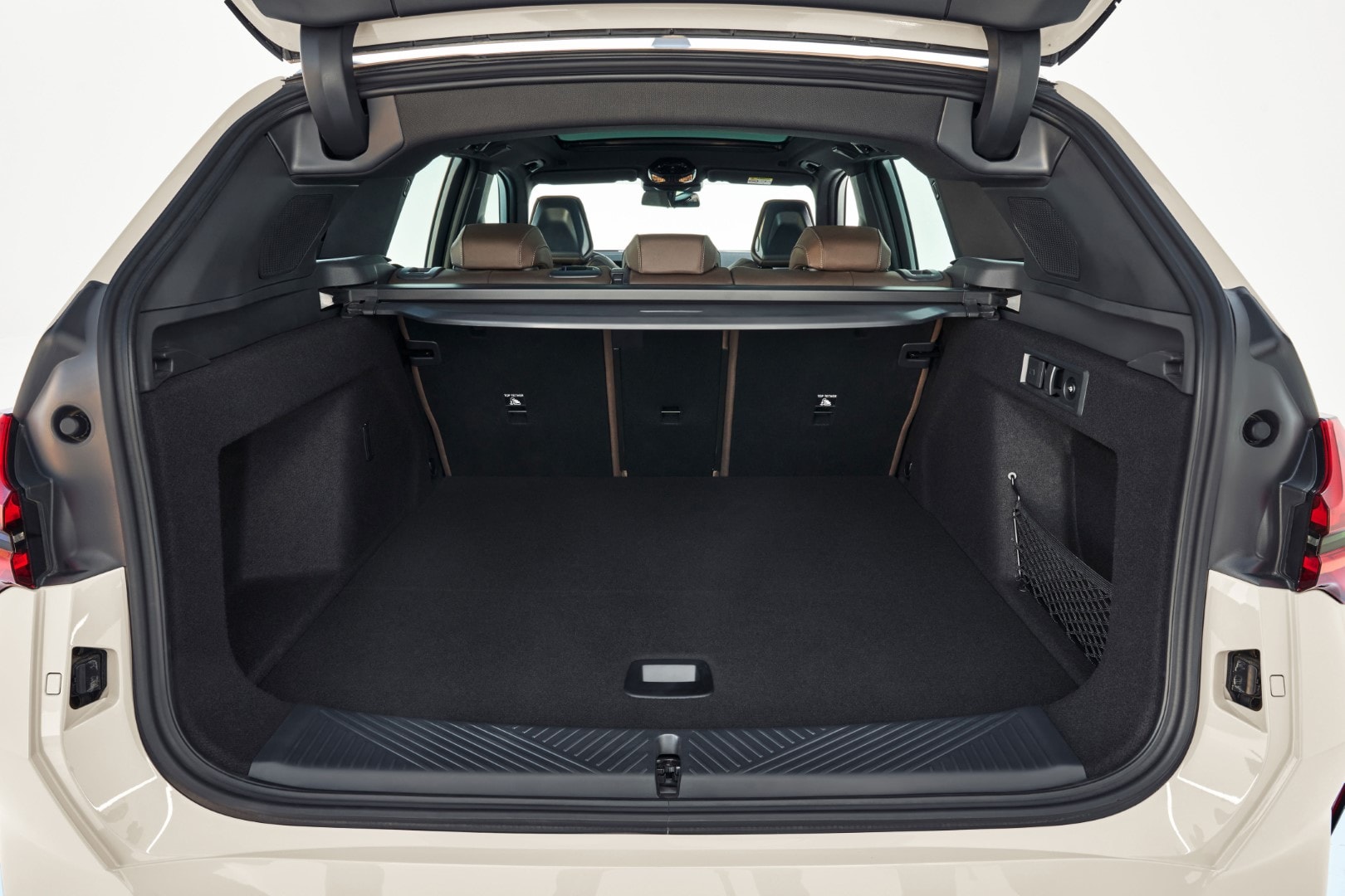 Amplio espacio de maletero abierto del BMW X3 con piso de carga plano.