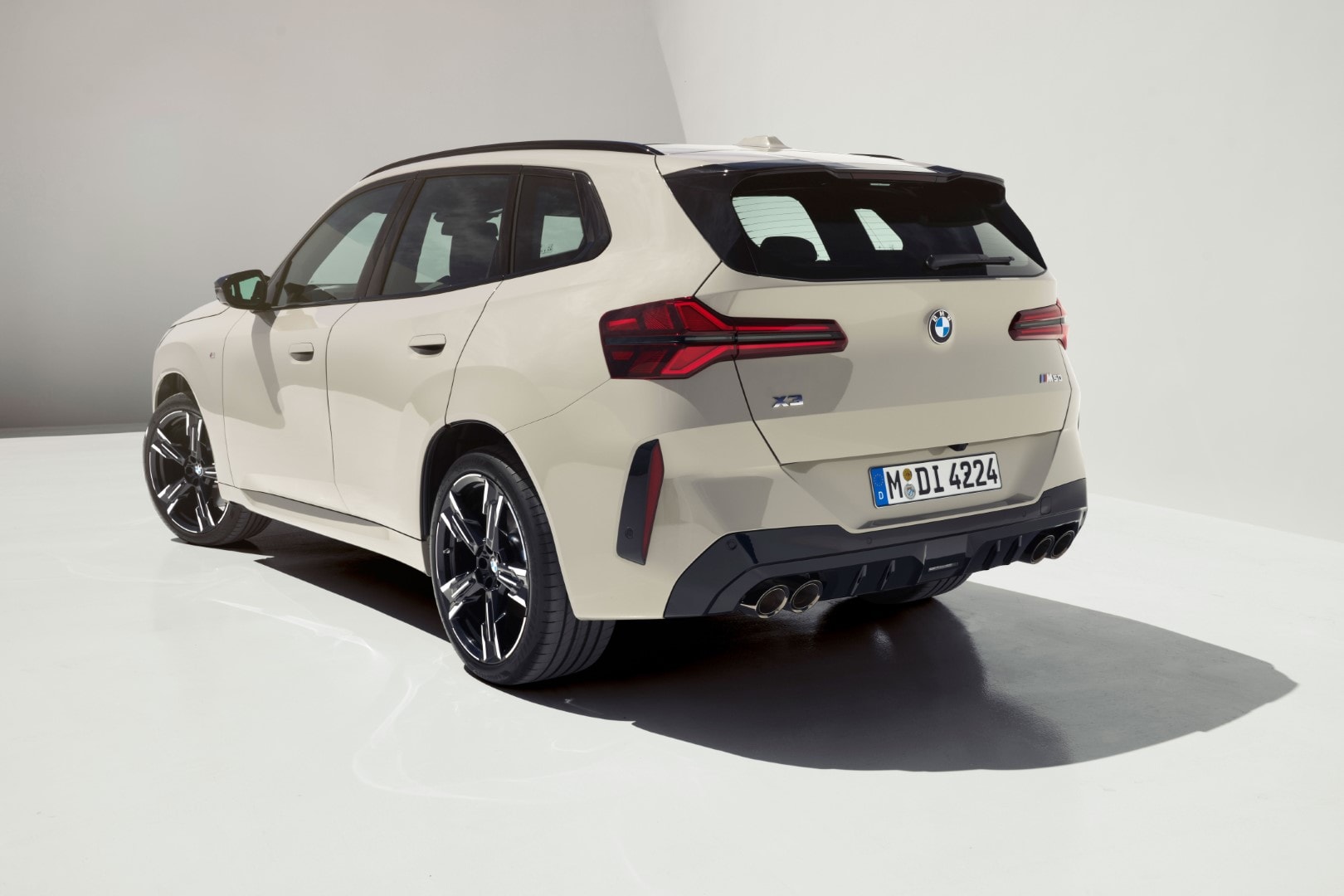 Vista trasera y lateral del BMW X3 revelando líneas elegantes y dinámicas.