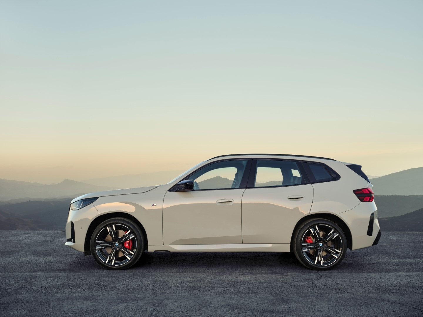 El BMW X3 muestra su perfil lateral con llantas de diseño deportivo y carrocería robusta.