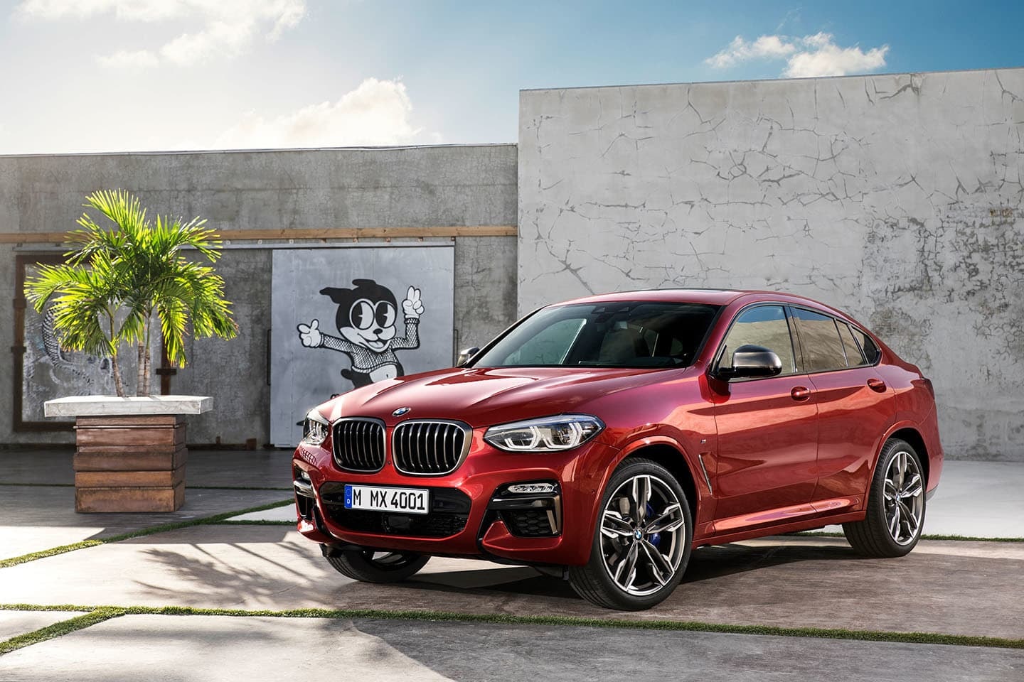 Angulación que resalta el diseño coupé y la imponente parrilla del BMW X4.