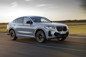 BMW X4 en movimiento mostrando su diseño lateral y deportividad. BMW X4 en movimiento mostrando su diseño lateral y deportividad.