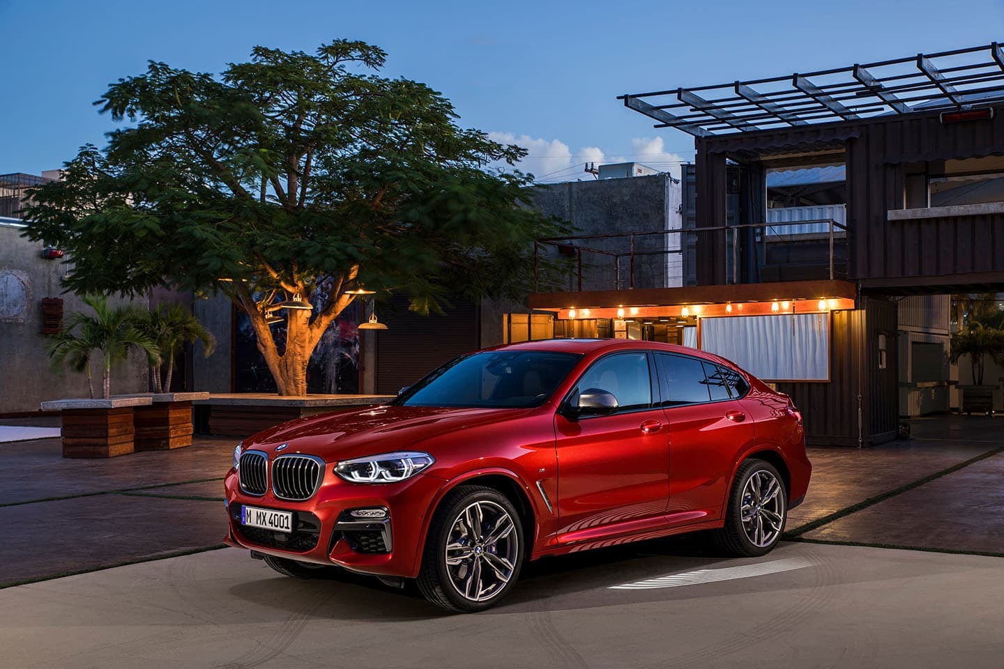 Un diseño frontal agresivo y dinámico del BMW X4 con faros LED.