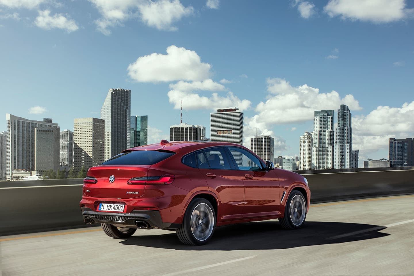 Vista trasera del BMW X4 realzando sus líneas y acabados.