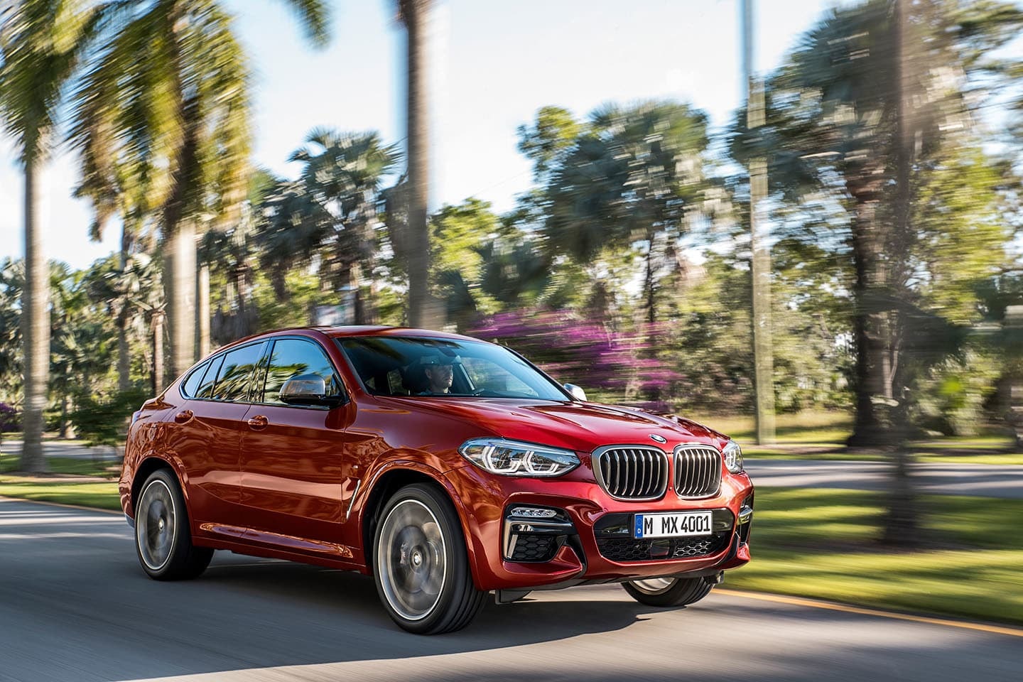 BMW X4 capturado en movimiento, mostrando su frontal y lateral.