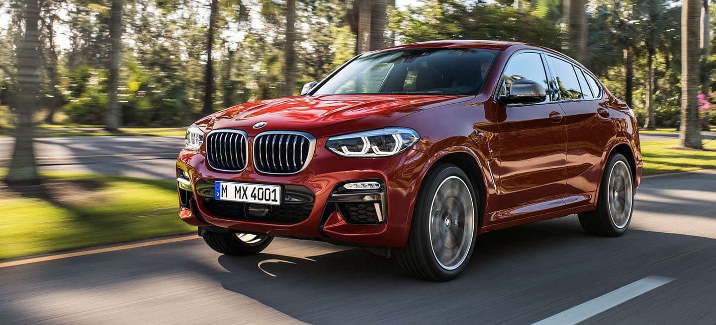 Vista dinámica del BMW X4, destacando su línea deportiva