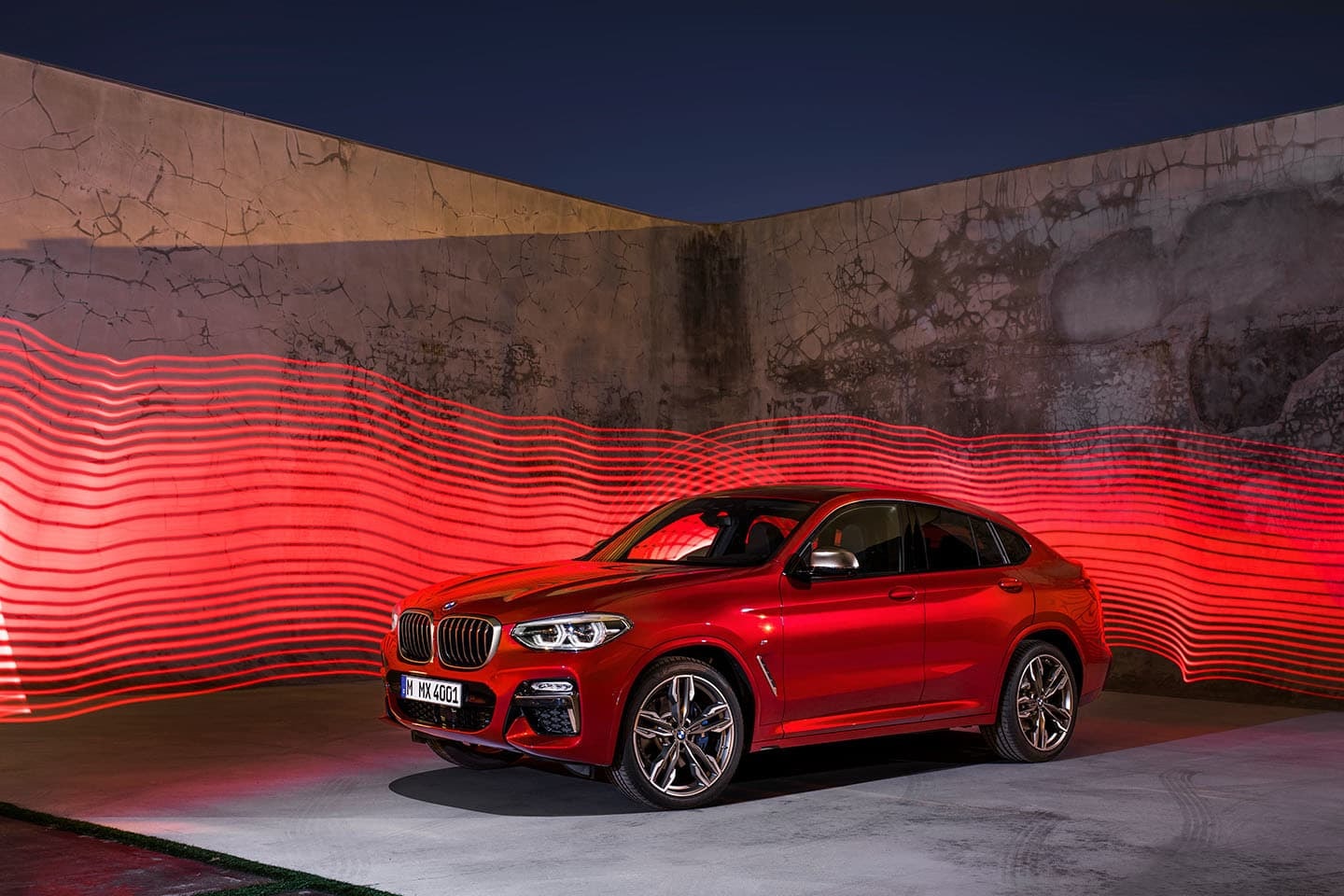 El BMW X4 en un ambiente nocturno, resaltando su presencia y elegancia.