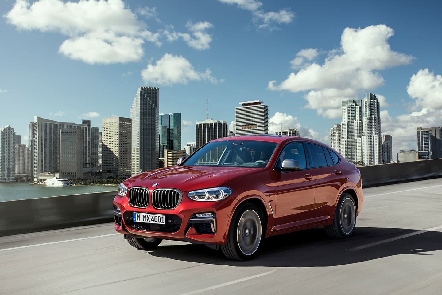 Representación urbana del BMW X4 destacando su frontal imponente.