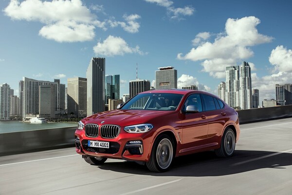 Representación urbana del BMW X4 destacando su frontal imponente. Representación urbana del BMW X4 destacando su frontal imponente.