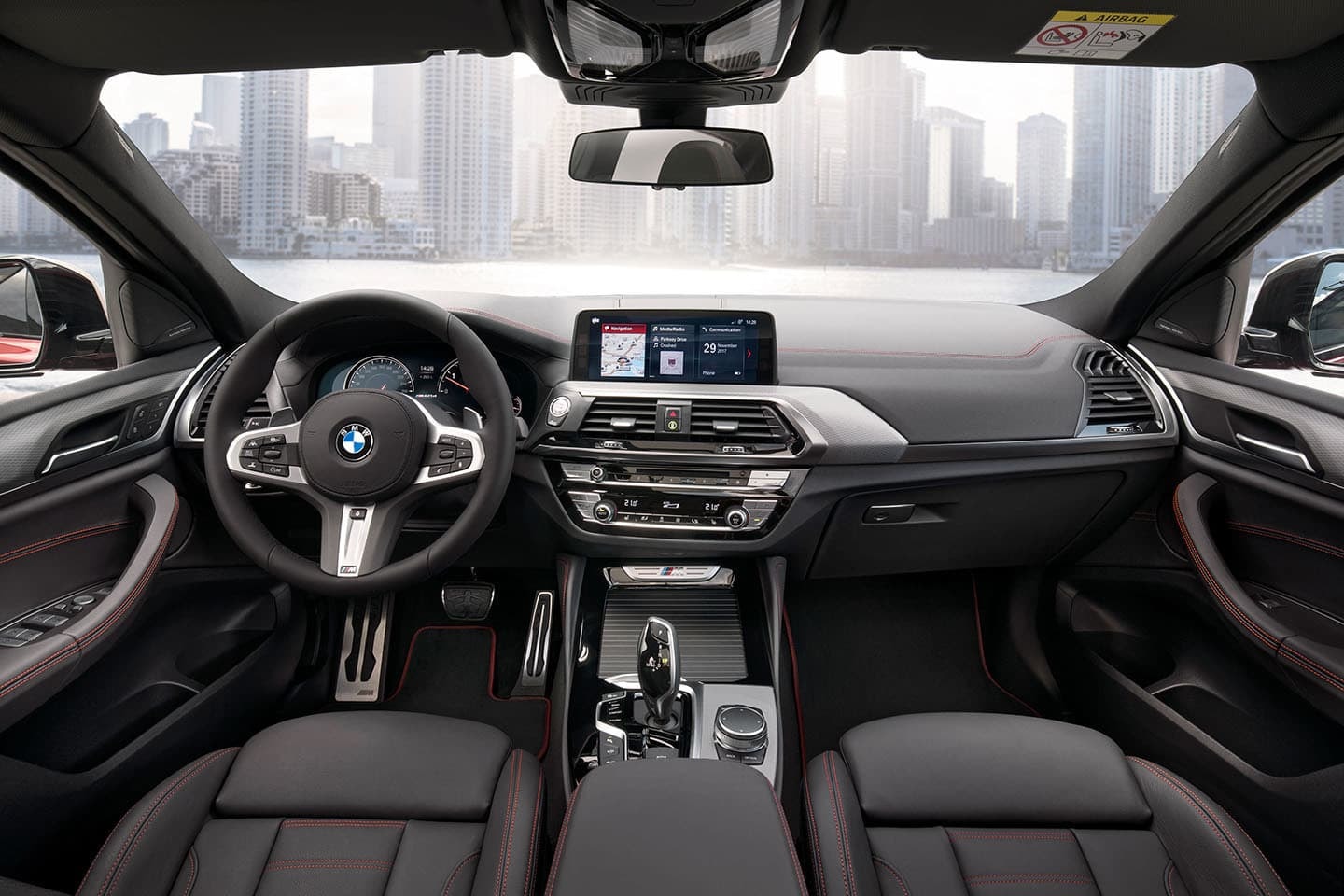 Habitáculo del BMW X4 con acabados premium y tecnología de última generación.