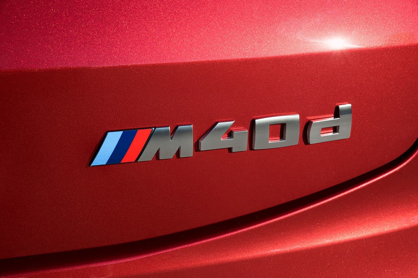 Detalle de la insignia M40d, simbolizando deportividad y rendimiento.