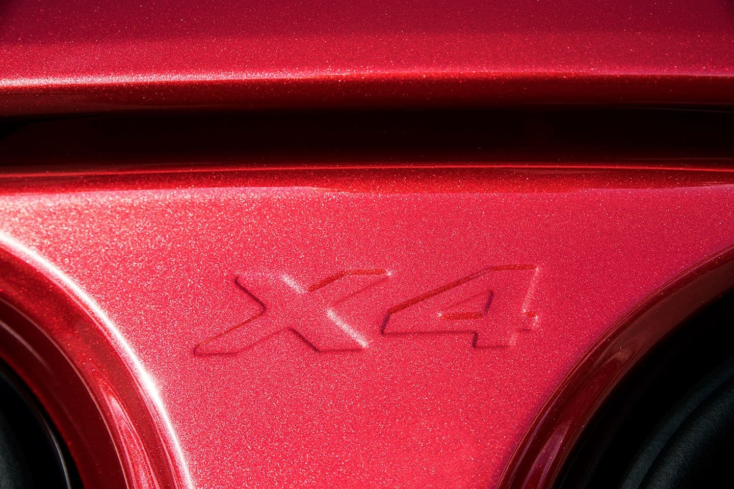 Detalle del emblema X4 resaltando la identidad del modelo en su carrocería.
