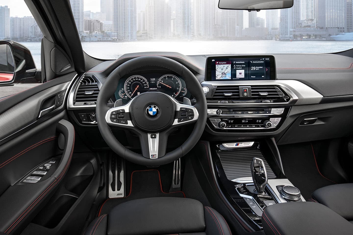 Vista del habitáculo del BMW X4 con enfoque en la ergonomía y calidad.