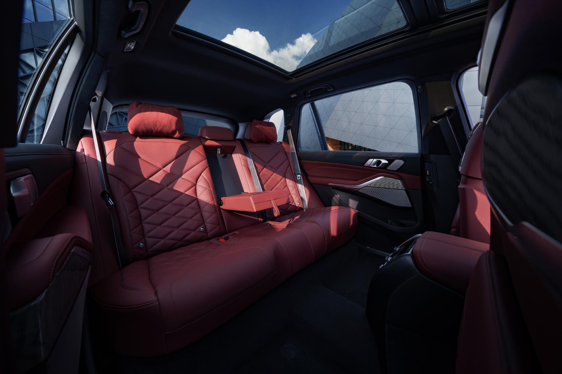 Asientos traseros del BMW X5 híbrido enfocados en confort y lujo.