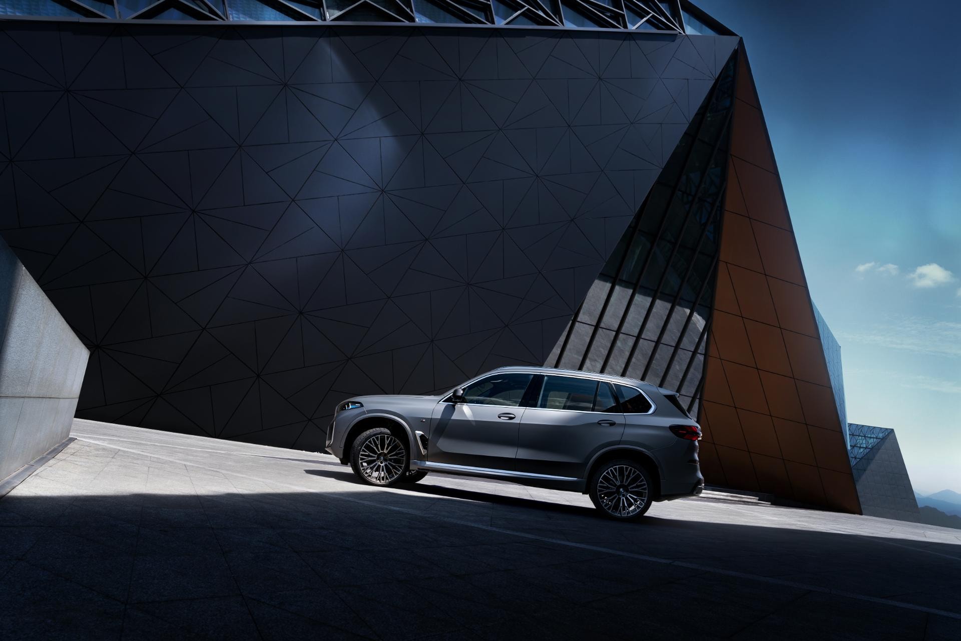 Lateral del BMW X5 híbrido destacando su robustez y diseño contemporáneo.