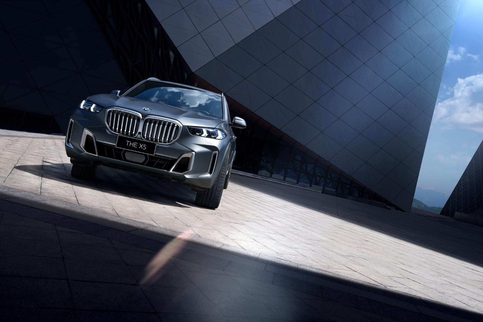 Un BMW X5 híbrido capturado en una perspectiva dinámica.