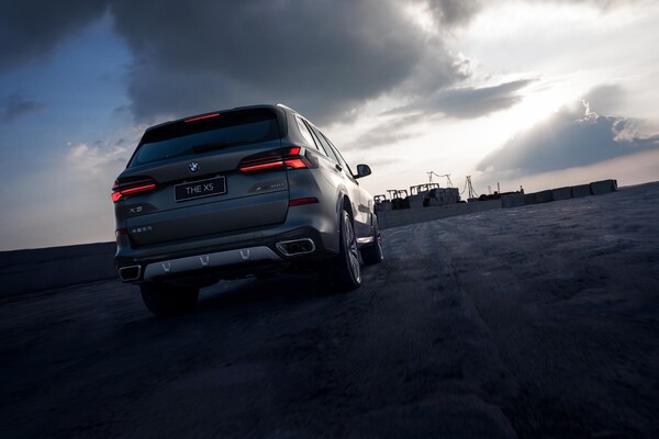 Perspectiva trasera y lateral del BMW X5 híbrido, mostrando un estilo atlético. Perspectiva trasera y lateral del BMW X5 híbrido, mostrando un estilo atlético.
