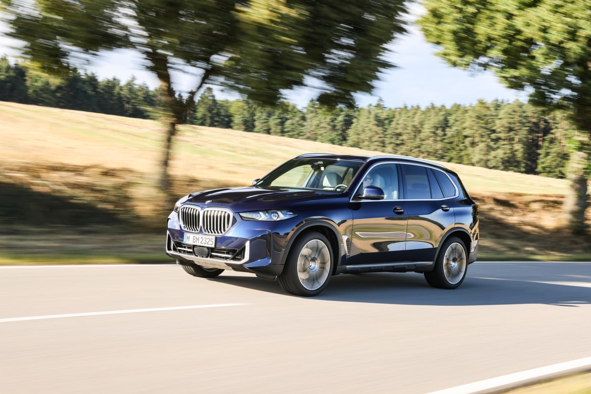Imagen del BMW X5 híbrido rodando por carretera abierta.