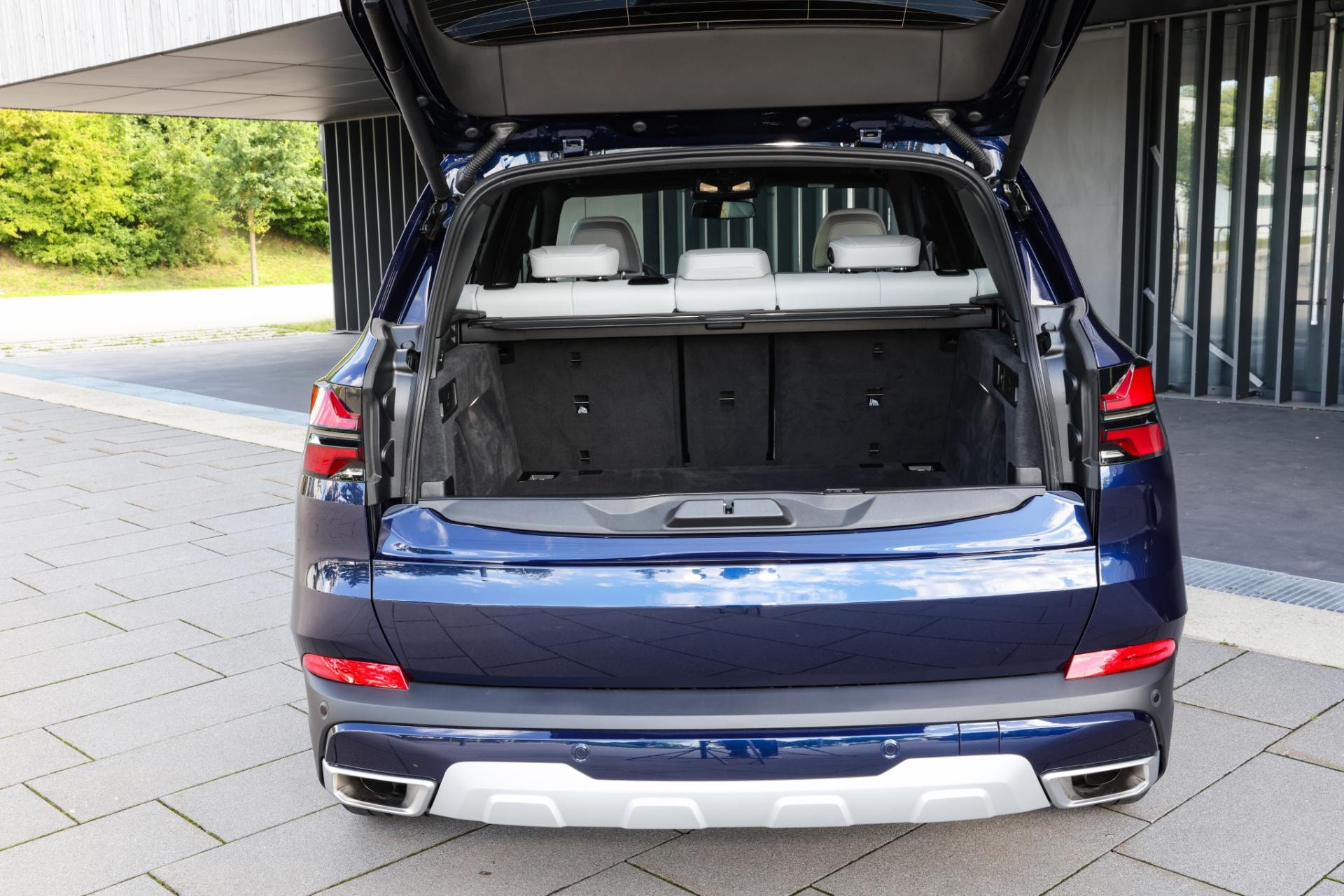 Vista del espacioso maletero del BMW X5 Híbrido con la puerta trasera abierta.