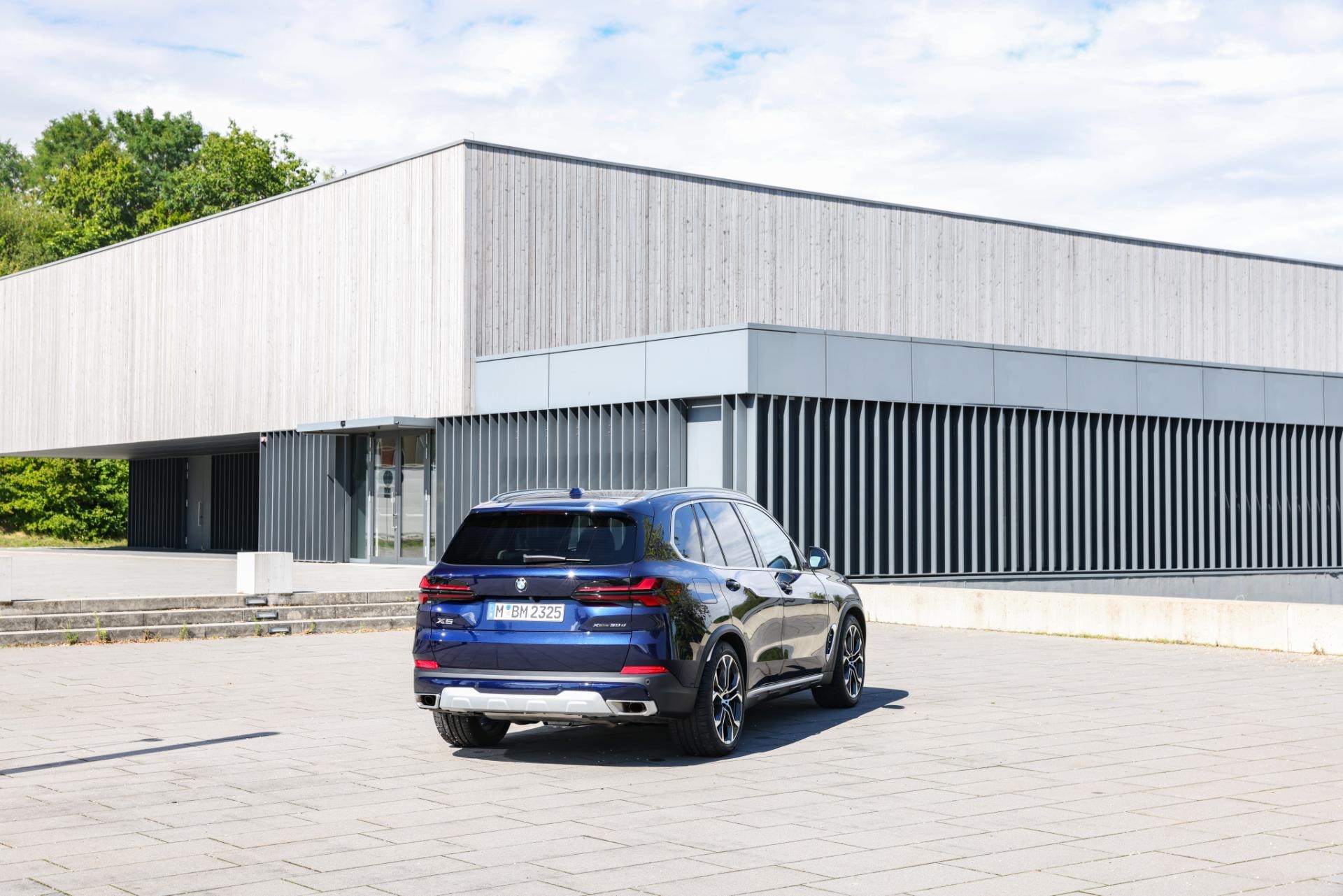 Imagen de la trasera del BMW X5 Híbrido en un entorno urbano.