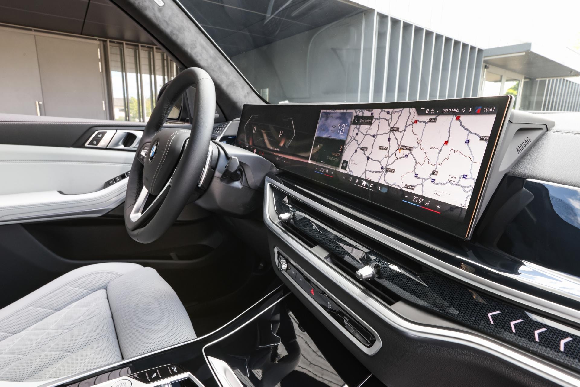 Cabina tecnológica del BMW X5 híbrido con pantalla de navegación.