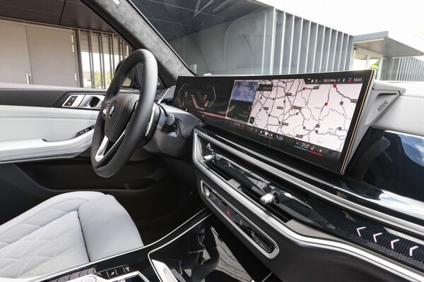 Cabina tecnológica del BMW X5 híbrido con pantalla de navegación. Cabina tecnológica del BMW X5 híbrido con pantalla de navegación.