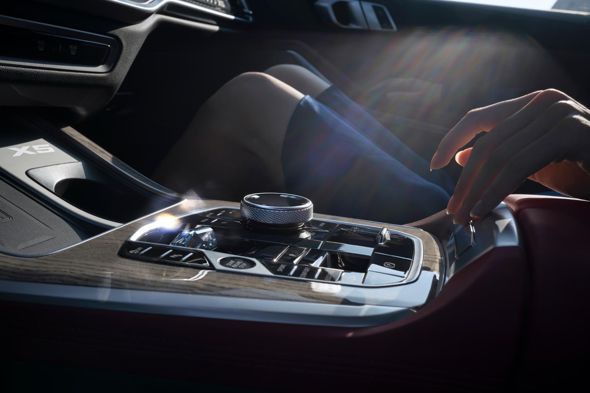 Consola central del BMW X5 híbrido, donde se aprecia la elegancia y ergonomía.