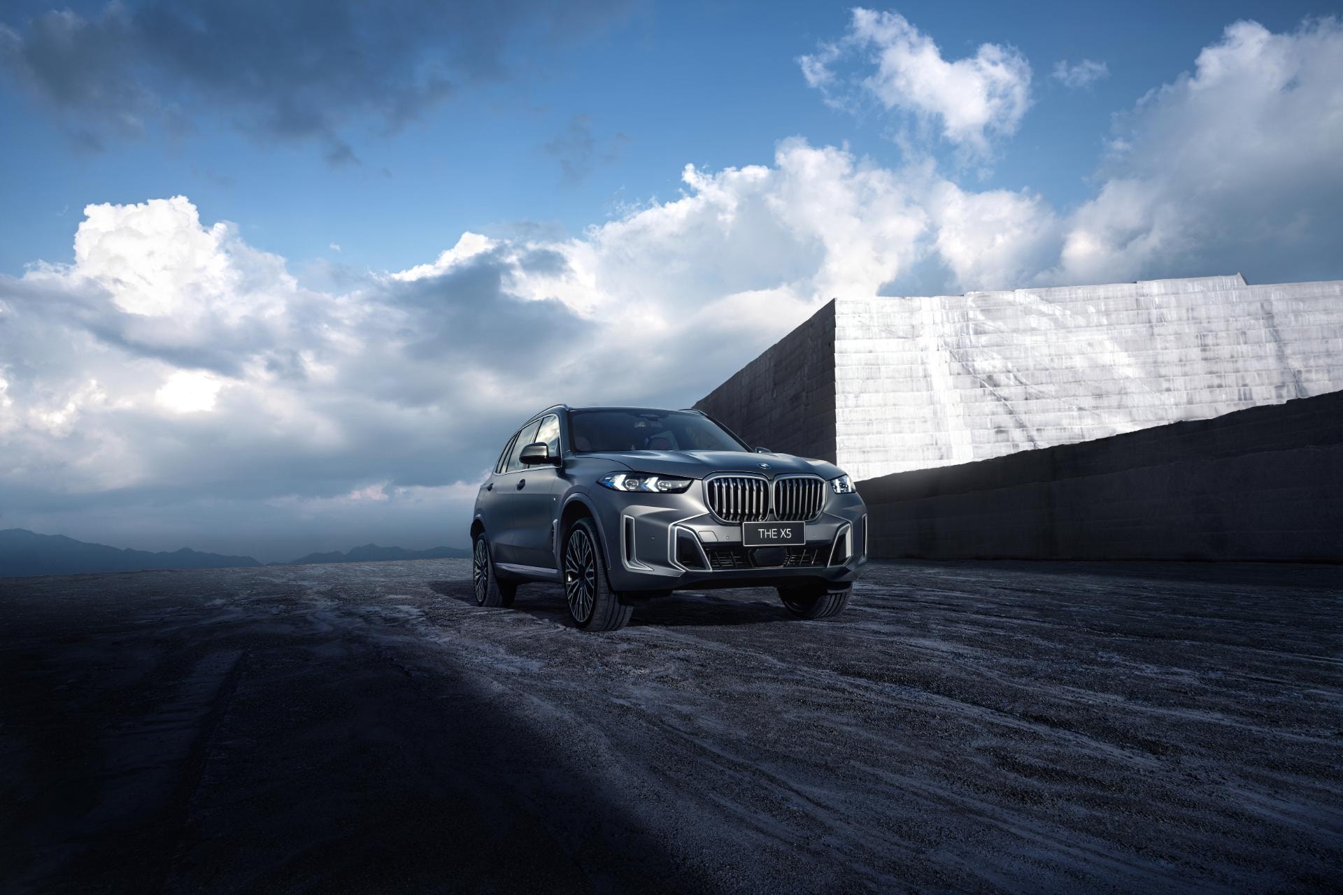 Delantera del BMW X5 Híbrido destacando ante escenarios arquitectónicos vanguardistas.