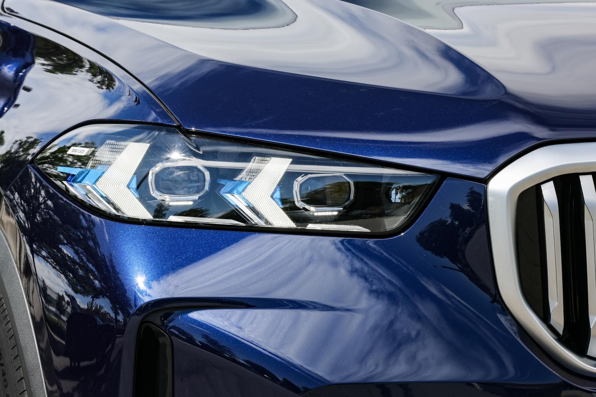 Foco LED del BMW X5 Híbrido, destacando su tecnología de iluminación avanzada.