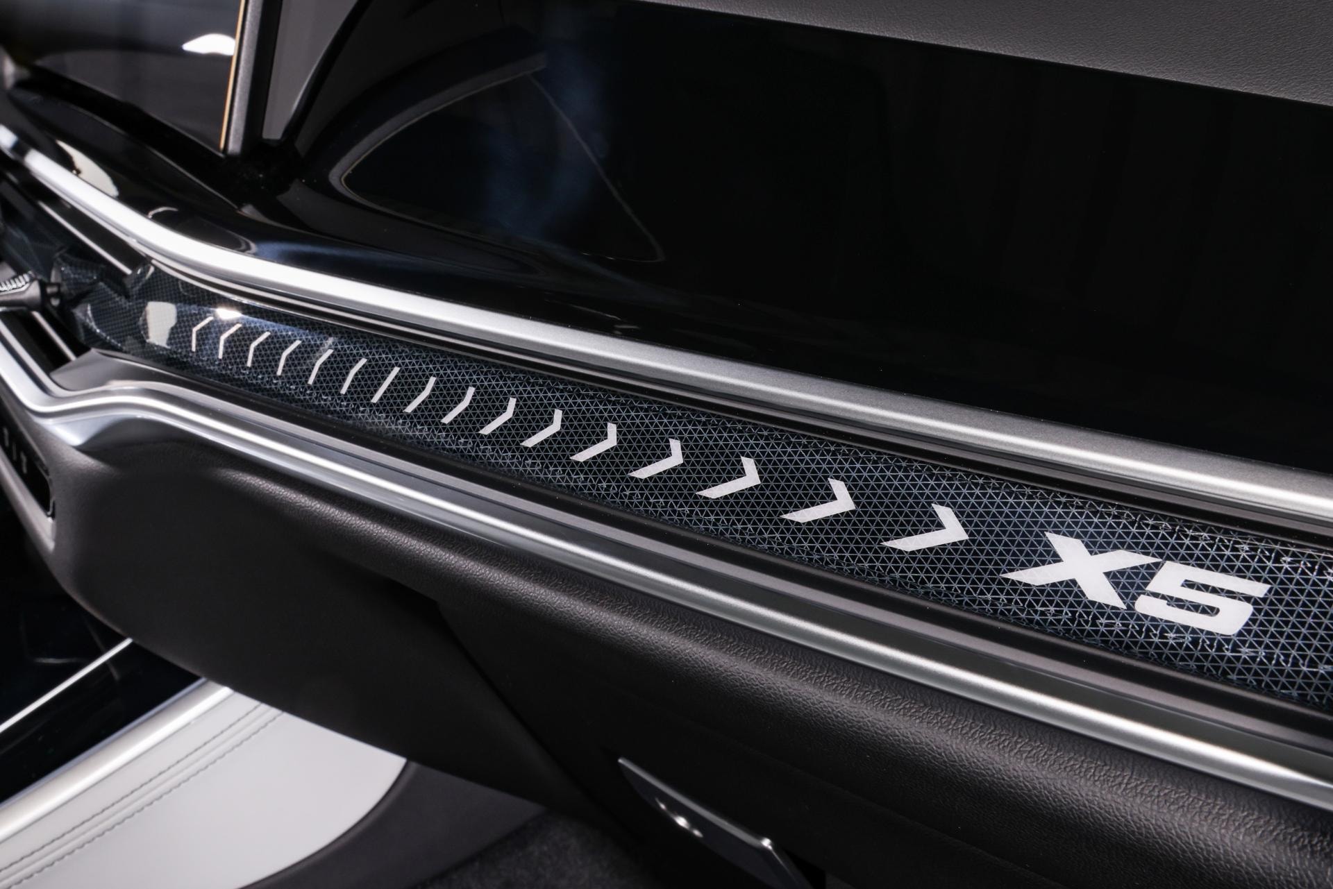 Detalle exclusivo que muestra la insignia del modelo en la puerta.