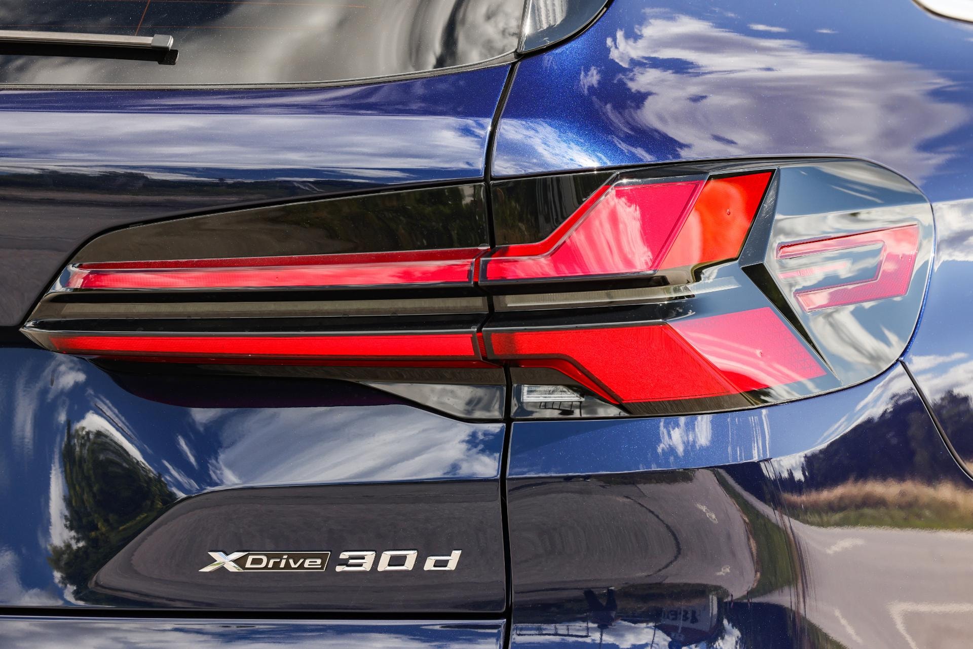 Close-up del detalle trasero del BMW X5 Híbrido con la insignia X5.