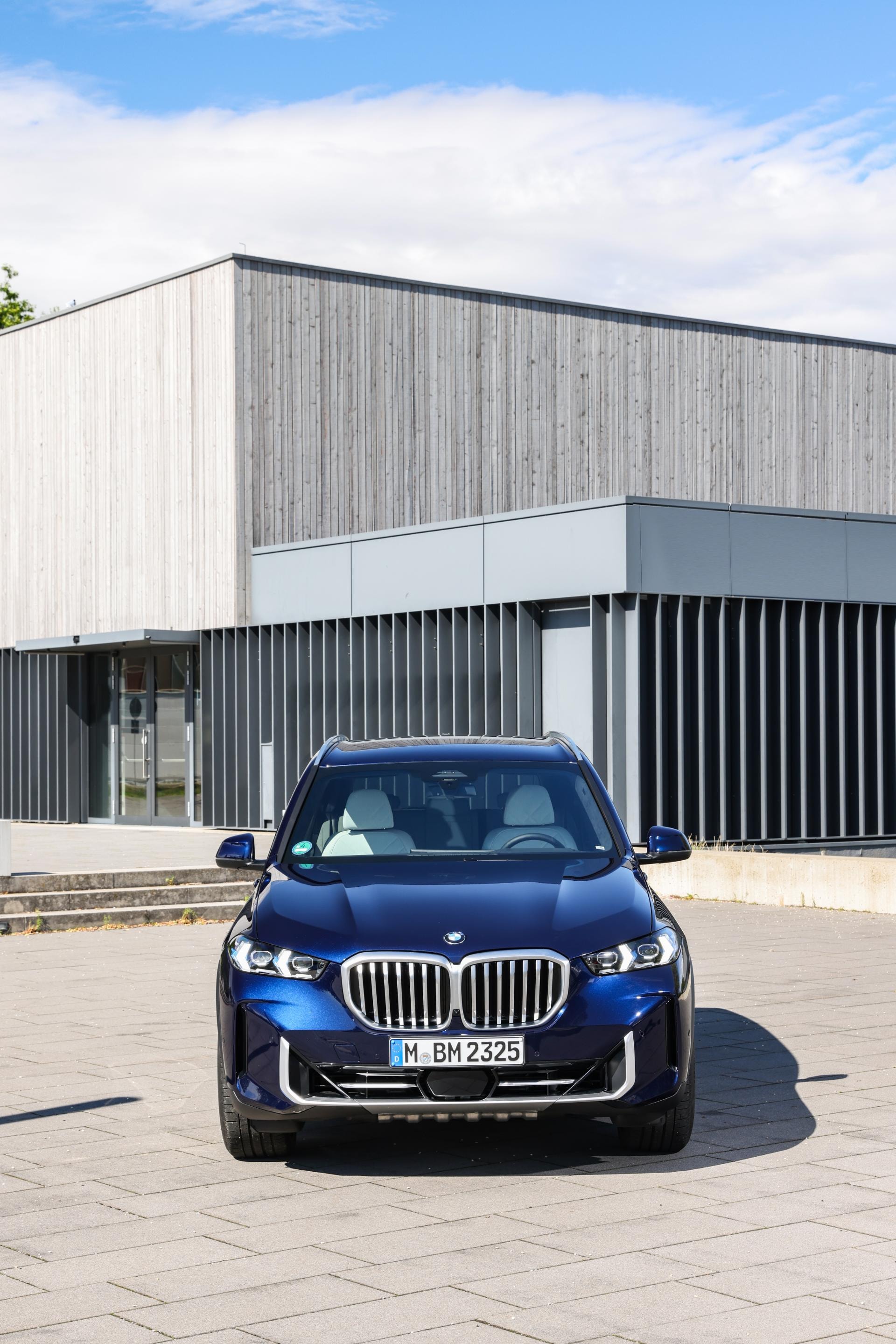 Fotografía frontal del BMW X5 Híbrido, destacando la parrilla y faros.