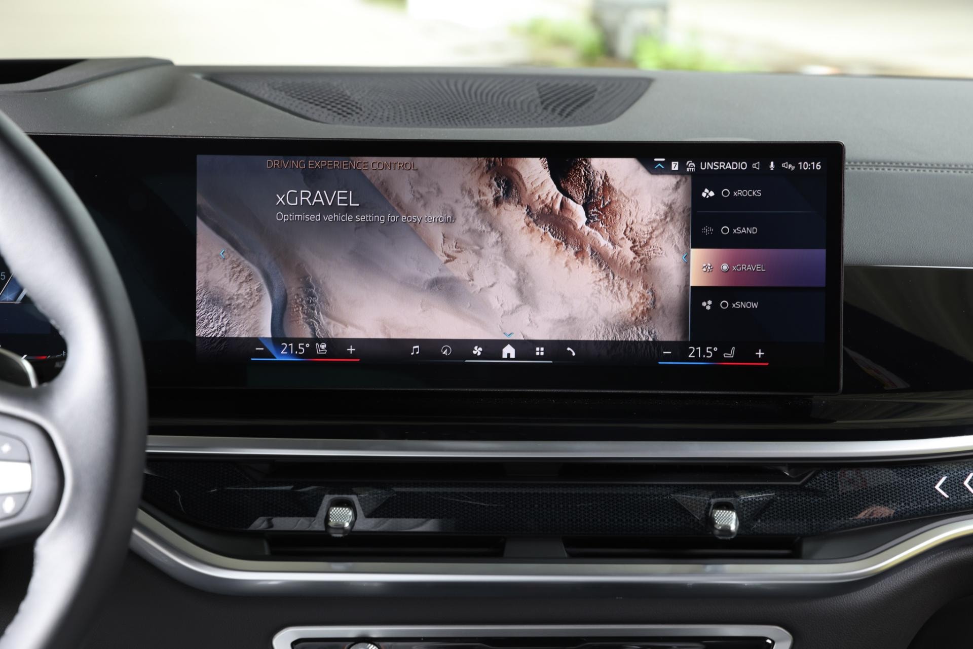 Visualización del menú del sistema de infotainment en BMW X5 híbrido.