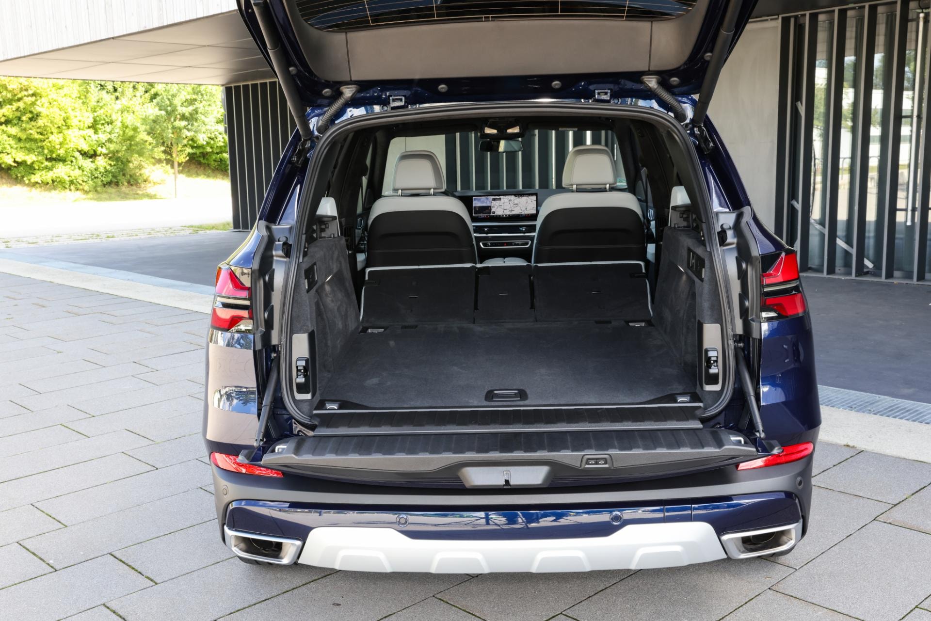 Vista del amplio maletero del BMW X5 Híbrido con puerta trasera abierta.