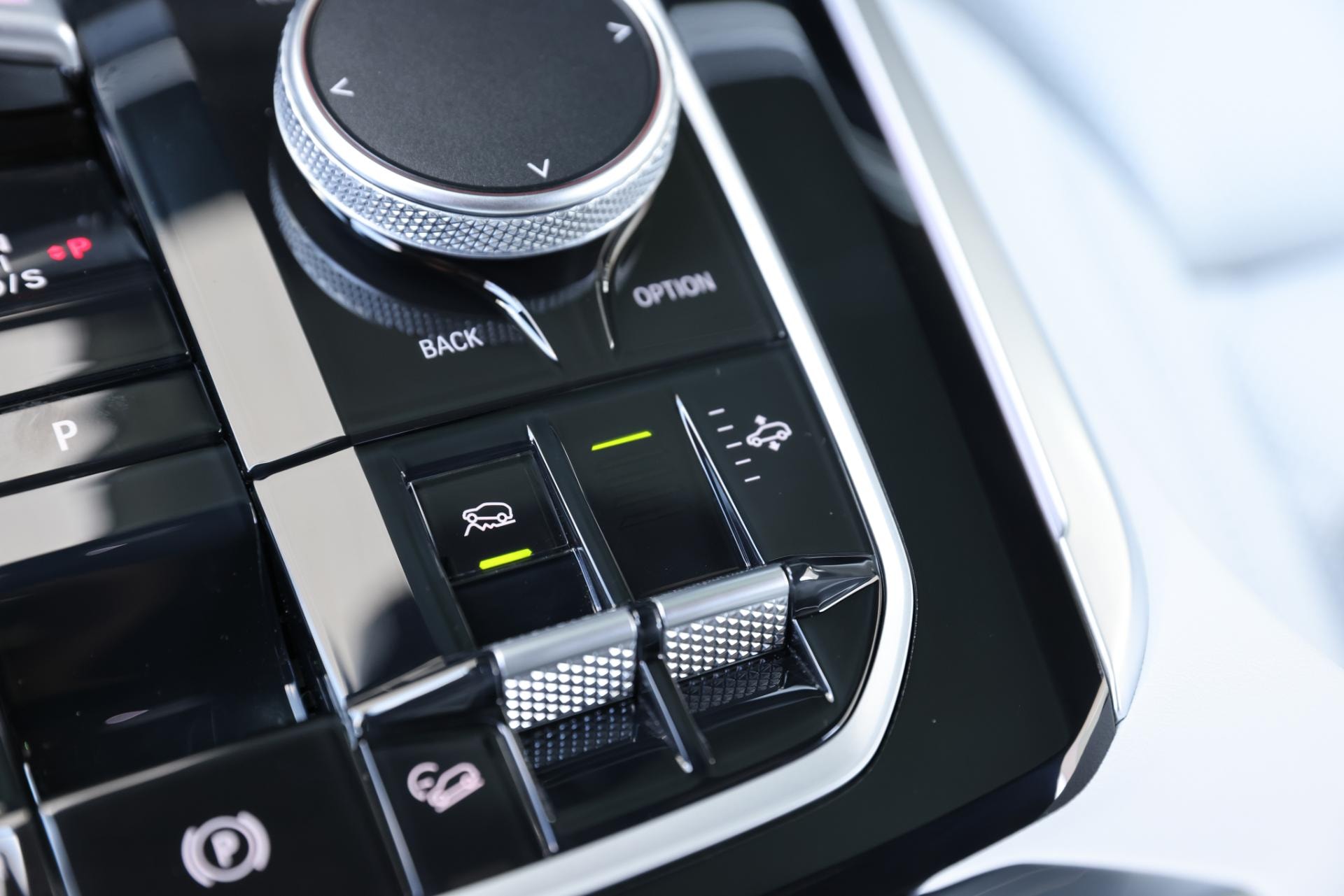 Detalle del selector de modos de conducción del BMW X5 híbrido.