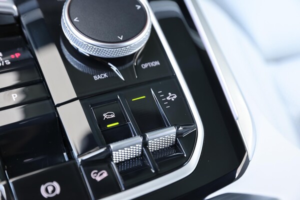 Detalle del selector de modos de conducción del BMW X5 híbrido. Detalle del selector de modos de conducción del BMW X5 híbrido.