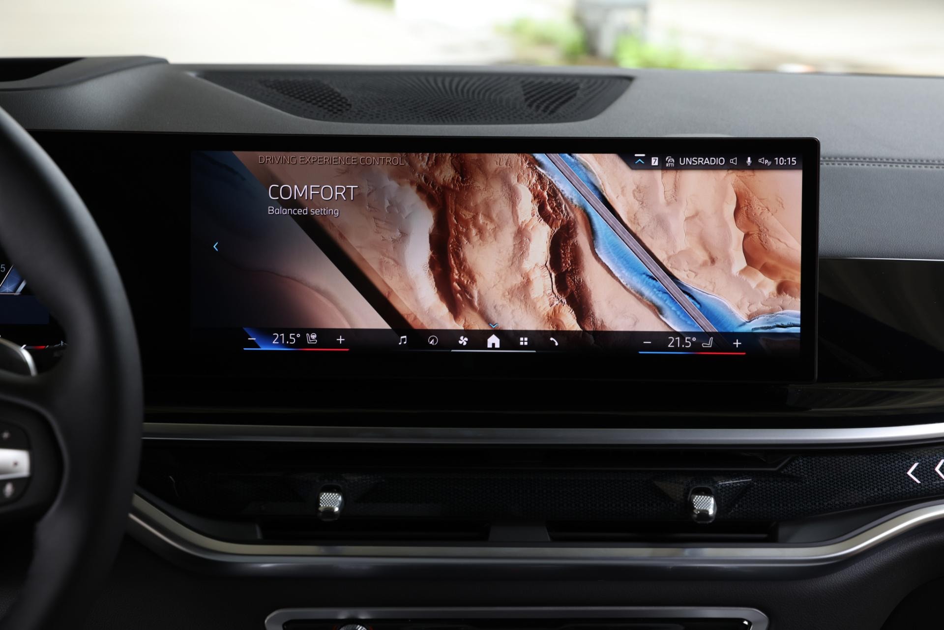 Pantalla táctil mostrando ajustes de confort en el BMW X5 Híbrido.