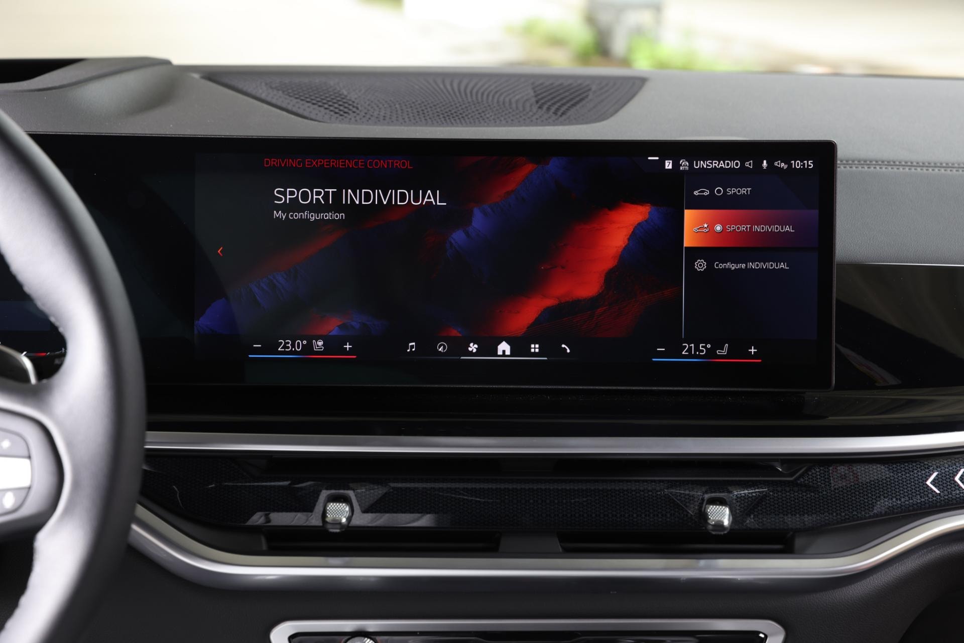 Pantalla del sistema de infotainment en el BMW X5 híbrido, tecnología avanzada.