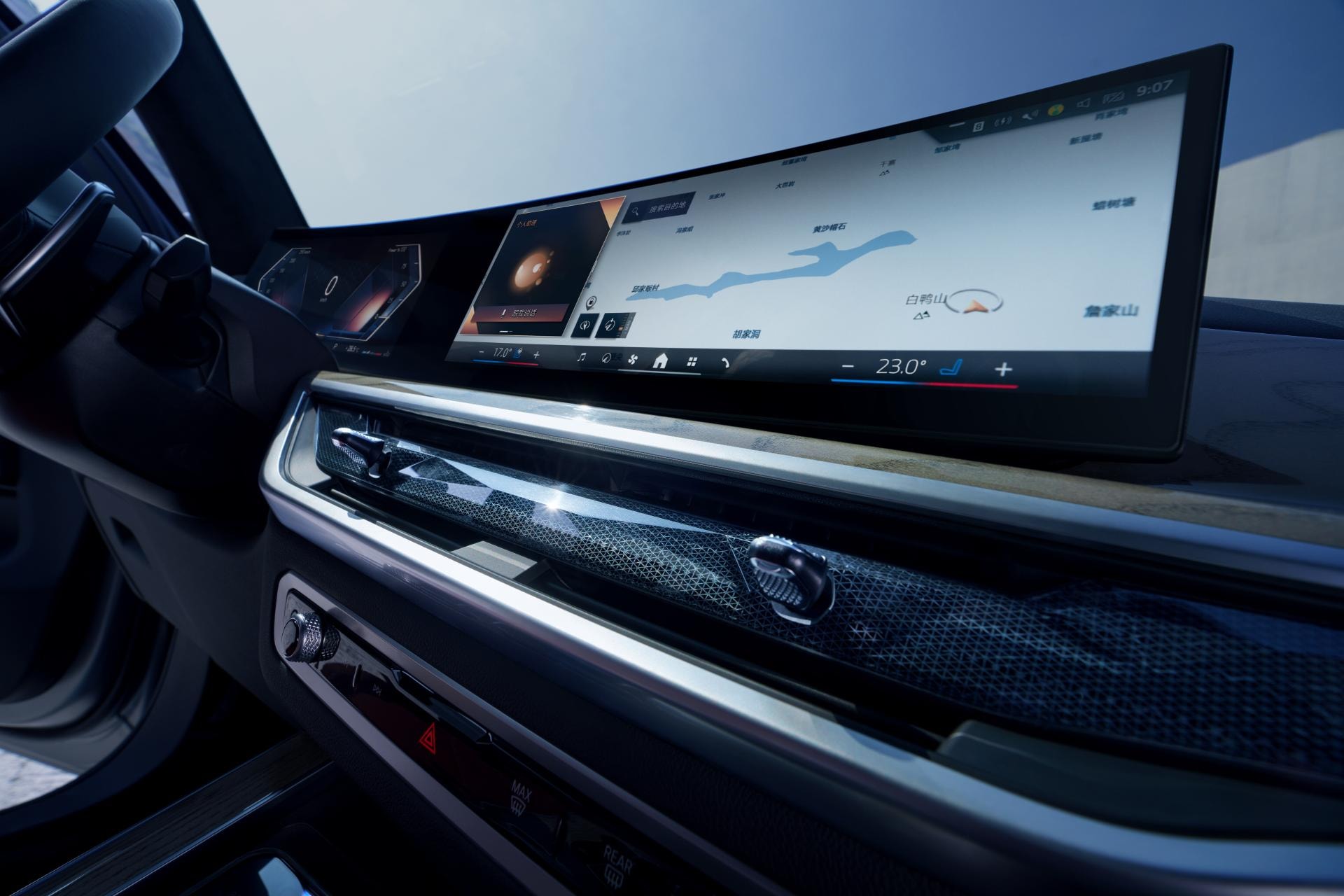 Vista del sistema de infotainment con acabados en fibra de carbono del BMW X5 Híbrido.