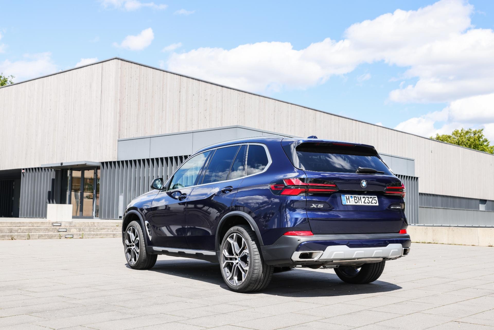 Imagen de la trasera y lateral del BMW X5 Híbrido en un entorno urbano.