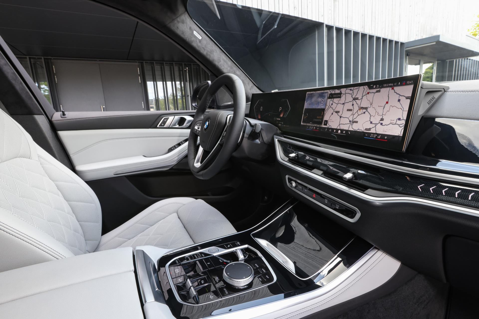 Vista del cockpit y consola central del BMW X5 Híbrido.