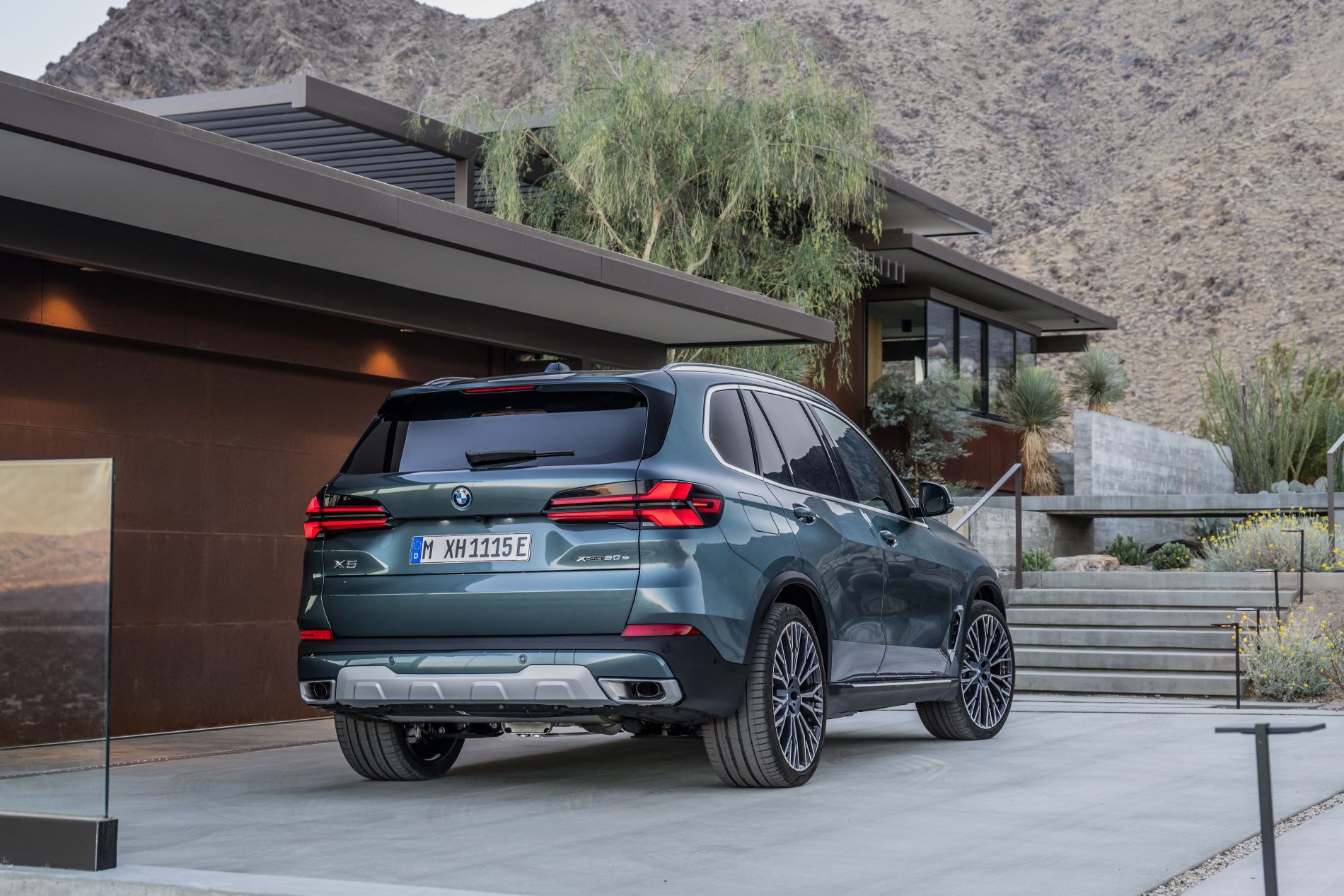 Imagen lateral del BMW X5, destacando su elegante diseño moderno.