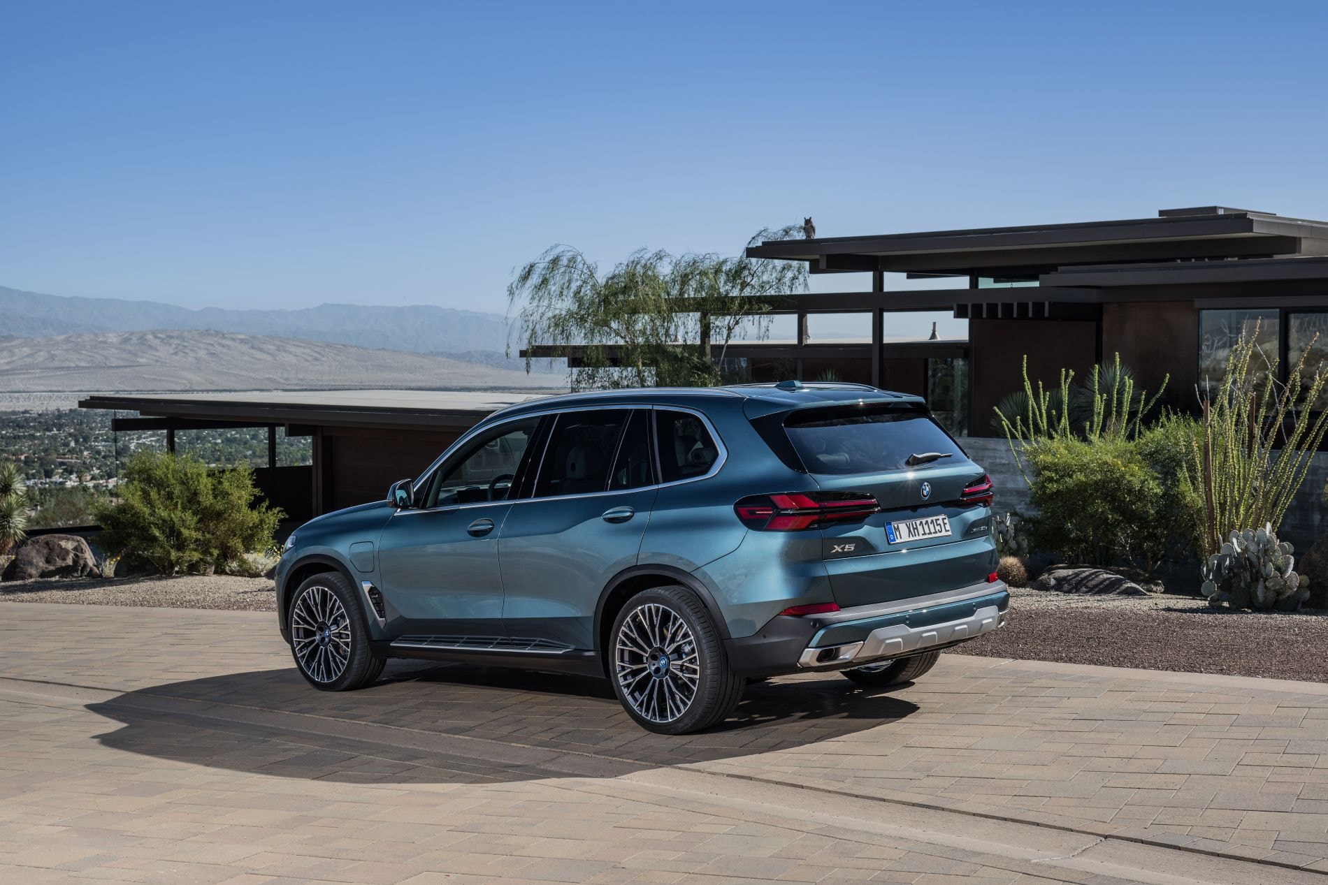 Vista trasera del BMW X5, evidenciando su robustez y estilo.