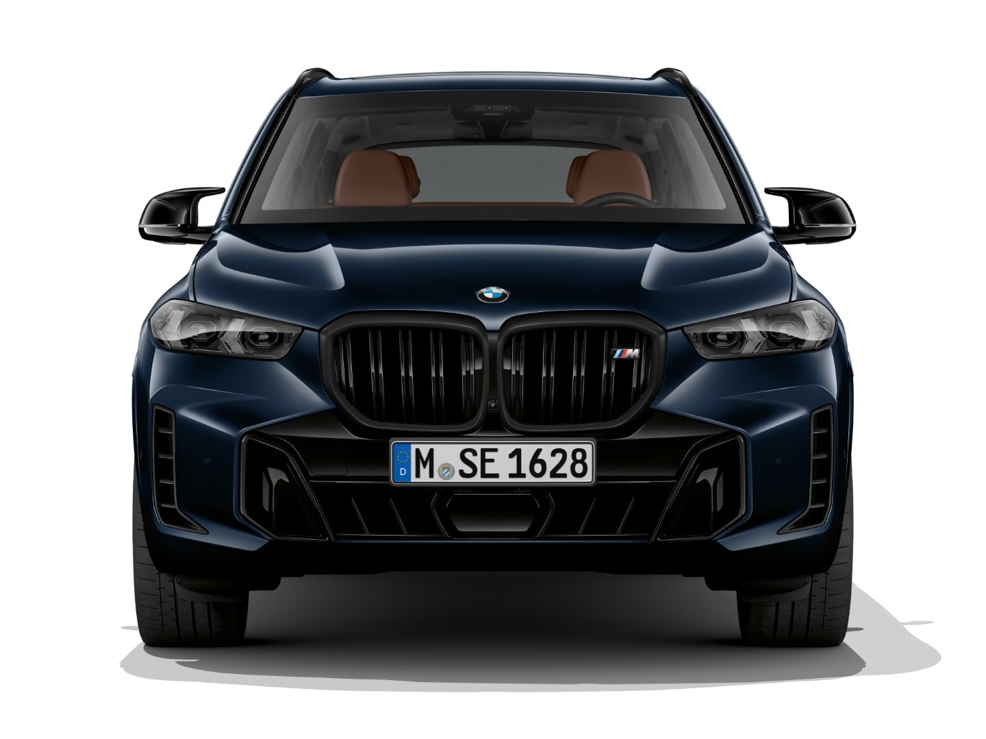 El BMW X5 M muestra un frente poderoso con una parrilla dominante y detalles deportivos.