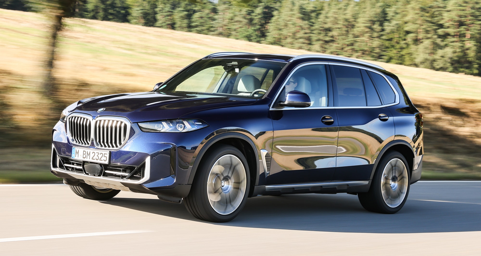 Vista dinámica del BMW X5 mostrando su perfil aerodinámico.