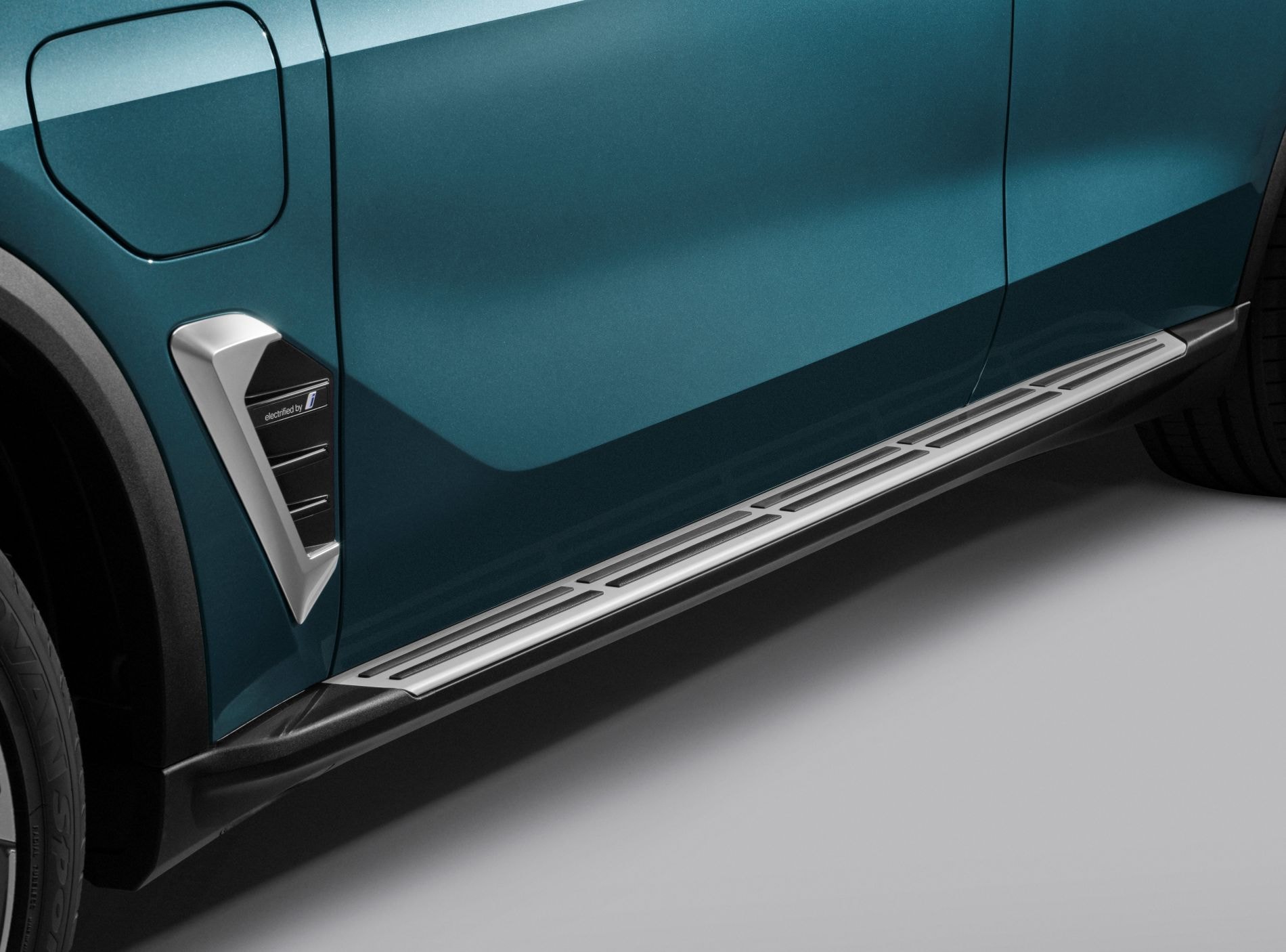 El emblema XDrive 50e refleja su potencia híbrida, combinando rendimiento y eficiencia.