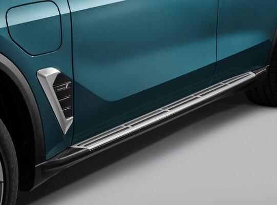 El emblema XDrive 50e refleja su potencia híbrida, combinando rendimiento y eficiencia. El emblema XDrive 50e refleja su potencia híbrida, combinando rendimiento y eficiencia.