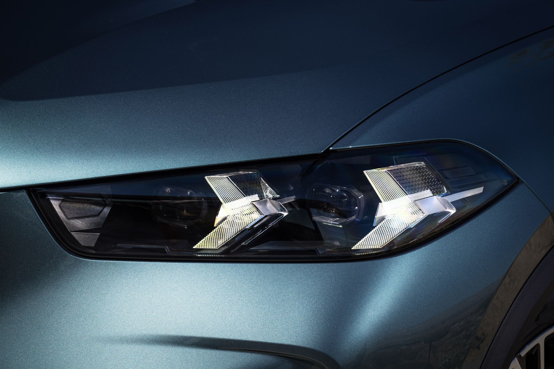 Detalle del diseño de luces traseras, combinando estilo y tecnología.