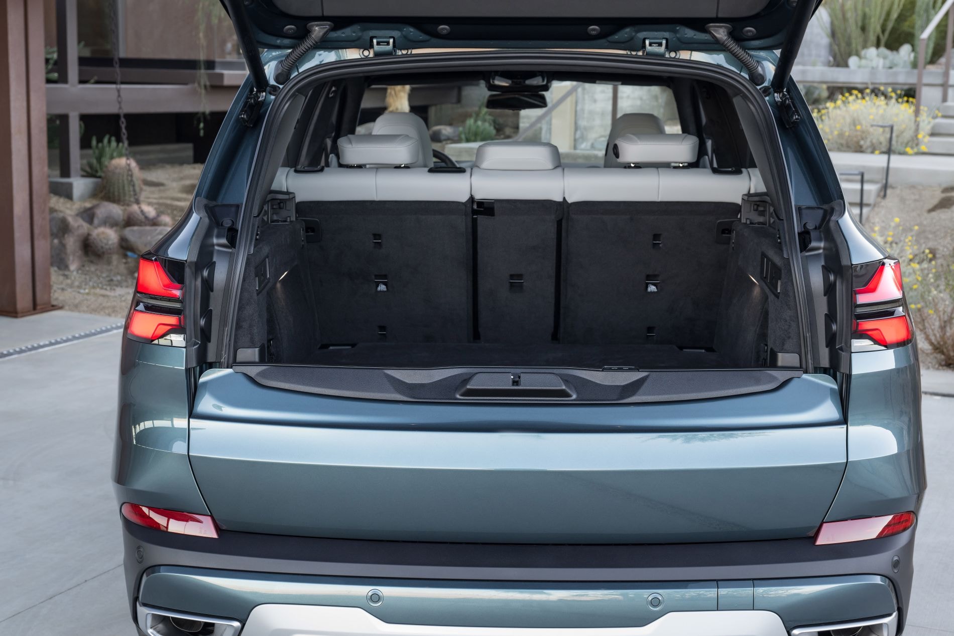 Vista lateral del BMW X5, resaltando su robustez y elegancia.