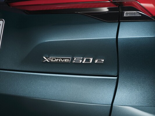 Vista del emblema XDrive 50e, que destaca la tecnología híbrida del BMW X5. Vista del emblema XDrive 50e, que destaca la tecnología híbrida del BMW X5.